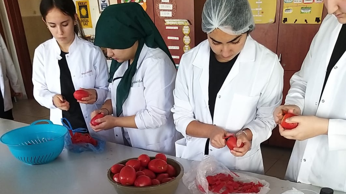 Gıda Teknolojisi Öğrencileri Meyve - Sebze İşleme Dersinde 