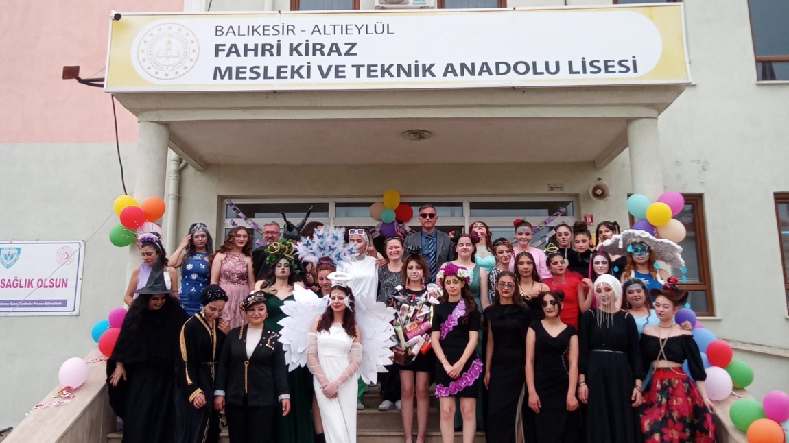Güzellik ve Saç Bakım Alanından Yaratıcı Saç Modelleri Defilesi